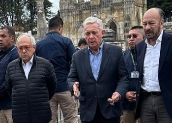 Uribe rindió homenaje a Miguel Uribe Turbay en el parque El Golfito, lugar del atentado