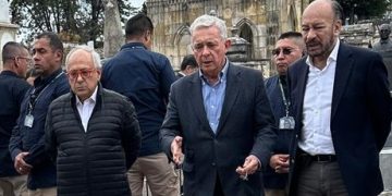 Uribe rindió homenaje a Miguel Uribe Turbay en el parque El Golfito, lugar del atentado