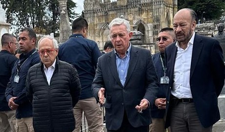 Uribe rindió homenaje a Miguel Uribe Turbay en el parque El Golfito, lugar del atentado