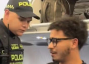 Policías bajan de un avión a joven que intentó viajar con cédula digital en PDF: Registraduría aclara protocolo