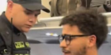 Policías bajan de un avión a joven que intentó viajar con cédula digital en PDF: Registraduría aclara protocolo
