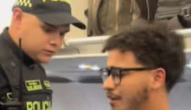 Policías bajan de un avión a joven que intentó viajar con cédula digital en PDF: Registraduría aclara protocolo