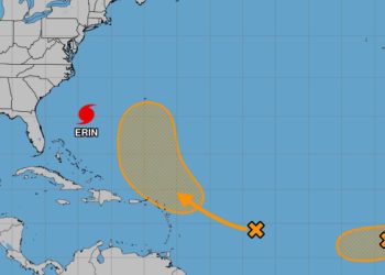 Huracán Erin llega al punto más cercano a Carolina del Norte con inundaciones costeras