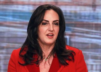 María Fernanda Cabal exige que se investigue a Gustavo Petro por violación de topes electorales