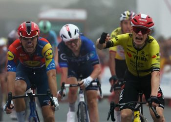 Vingegaard se viste de rojo y Egan Bernal ilusiona en la segunda etapa de La Vuelta