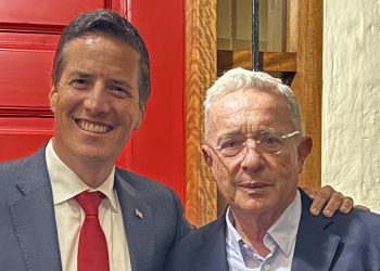 Senador estadounidense Bernie Moreno visitó a Álvaro Uribe en su prisión domiciliaria en Rionegro