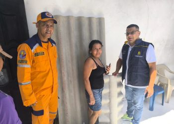 Entregan ayuda a damnificados por fuerte brisa en tres barrios de Malambo