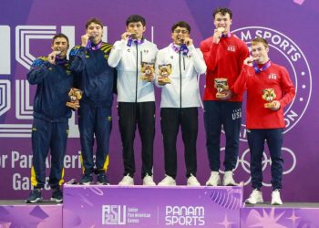 Plata en trampolín sincronizado masculino en clavados de Asunción