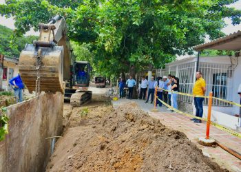 Alcaldesa de Malambo inspecciona obras de alcantarillado en Villa Concord 2