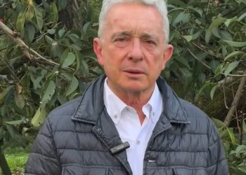 Uribe propone pedir ayuda internacional para combatir el terrorismo en Colombia