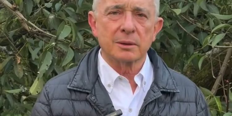 Uribe propone pedir ayuda internacional para combatir el terrorismo en Colombia