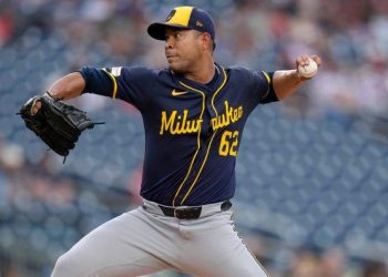 José Quintana firma su octavo triunfo en una noche explosiva de los Cerveceros
