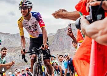 Egan Bernal resurge y vuelve a la gloria: gana etapa 16 de la Vuelta a España