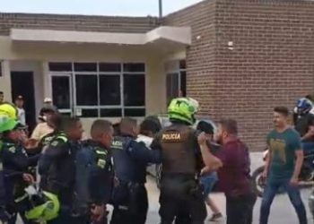 Tensión en Soledad por denuncia de presunto abuso sexual contra niños; comunidad intentó agredir a señalado comunicador