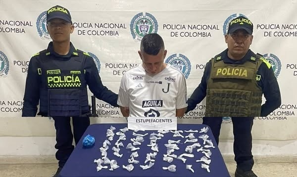 Le pusieron freno en El Pasito: cayó con la mochila cargada con dosis de clorhídrico de cocaína y marihuana