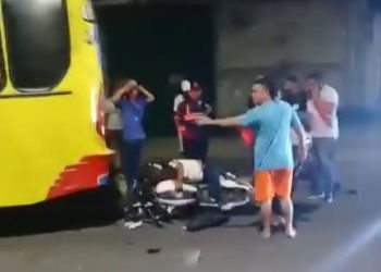Accidente de tránsito en la Calle 30 deja a motociclista gravemente herido
