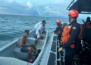 Armada de Colombia rescató a cuatro personas que se encontraban a la deriva