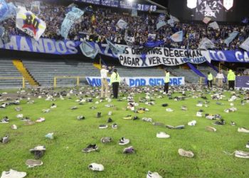 Millonarios, sancionado por insólita protesta con zapatos en El Campín