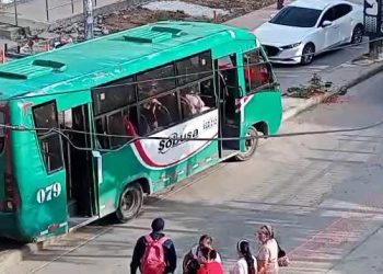 Bus urbano queda atascado en separador de la calle 72 tras maniobra imprudente