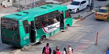 Bus urbano queda atascado en separador de la calle 72 tras maniobra imprudente