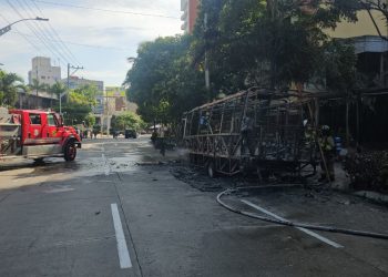 Bomberos señalan posible falla del motor o fuga de combustible en bus incinerado en Barranquilla