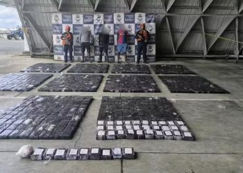 Armada captura casi una tonelada de cocaína en el Pacífico tras maniobras evasivas