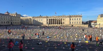 Bogotá rinde homenaje a las víctimas de explotación sexual infantil en la Plaza de Bolívar