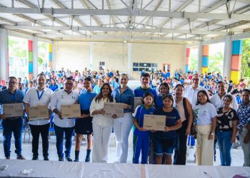Con respaldo del gobierno de Eduardo Verano, 222 estudiantes de Tubará reciben computadores para fortalecer su educación