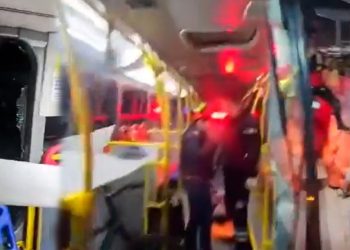 Accidente en obras del Metro: maquinaria cayó sobre bus de Transmilenio y dejó cuatro heridos