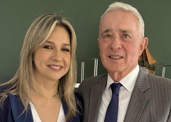 Vicky Dávila se reúne con Álvaro Uribe en medio de su agenda política
