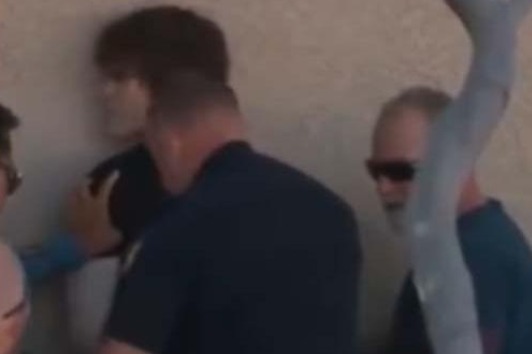 Capturan a joven que vandalizó memorial de Charlie Kirk en Arizona