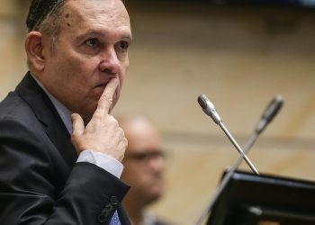 Efraín Cepeda se lanza a la Presidencia y promete derrotar el modelo de Petro en 2026