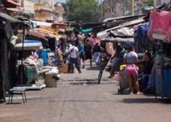 A once se elevan las víctimas por licor adulterado en el mercado público