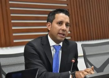 El presidente de la Cámara, Julián López, entrega actas sobre reforma pensional a la Corte Constitucional