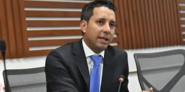 El presidente de la Cámara, Julián López, entrega actas sobre reforma pensional a la Corte Constitucional