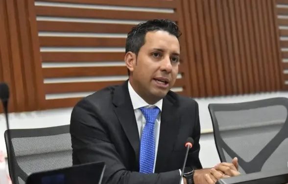 El presidente de la Cámara, Julián López, entrega actas sobre reforma pensional a la Corte Constitucional