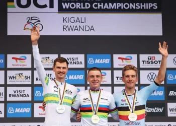 Evenepoel aplasta y se corona tricampeón mundial