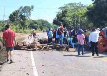 Campesinos bloquean la Troncal de Oriente: “No abrimos hasta que cumplan”