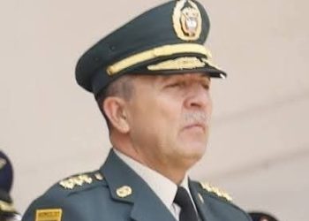Estalla polémica: General retirado acusado por contratos ilegales