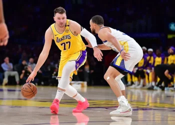Curry y Doncic protagonizan el debut entre Warriors y Lakers en la apertura de la NBA