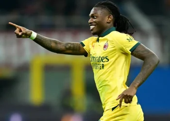 Milan manda en solitario! Leao brilla y Fiorentina sucumbe en San Siro