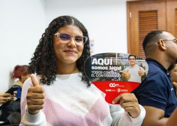 Jóvenes universitarios reciben capacitación en consumo responsable de licor y lucha contra el contrabando