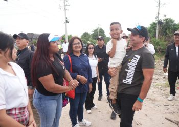 El barrio Villanueva tendrá centro de salud, vías pavimentadas, parque y alumbrado público: alcalde al poner primera piedra del PASO