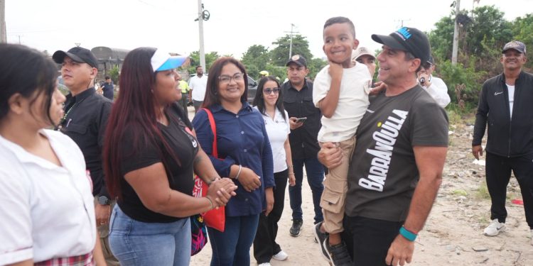 El barrio Villanueva tendrá centro de salud, vías pavimentadas, parque y alumbrado público: alcalde al poner primera piedra del PASO