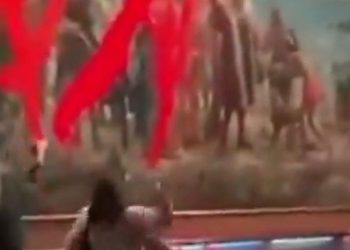 Dos activistas lanzan pintura contra cuadro de Colón en el Museo Naval de Madrid