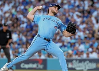 Yesavage impulsa a los Blue Jays rumbo al título