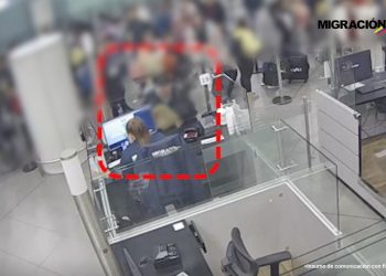 Condenan a cuatro años de prisión a exfuncionaria de Migración Colombia por pedir dinero a viajeros en El Dorado