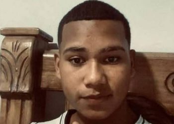 Ataque sicarial en Santo Domingo de Guzmán deja un joven muerto y dos hermanos heridos