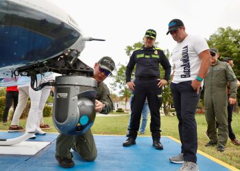 Alcalde Char sobrevuela Barranquilla en helicóptero Halcón: herramienta que fortalece la seguridad de la ciudad