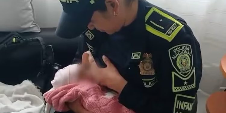 Rescatan a recién nacida en la Terminal de Transporte de Bogotá: patrullera la amamantó de urgencia
